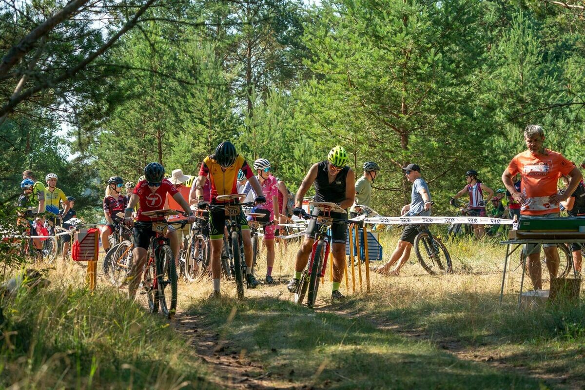 Orientēšanās sacensībās Daugavpilī automašīna notriec dalībnieku-velosipēdistu