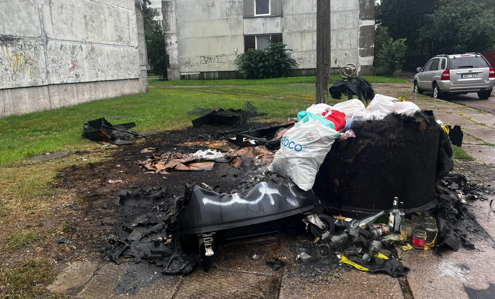 Foto: Siļķu ielā nodeg trīs gružu konteineri