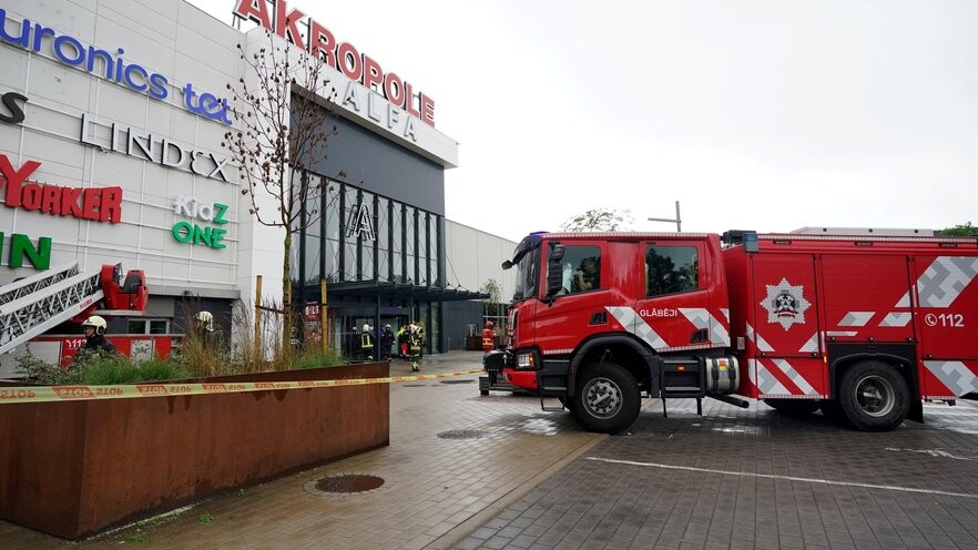 Video: Nokrītot piekaramajiem griestiem, evakuēts tirdzniecības centrs “Akropole Alfa”
