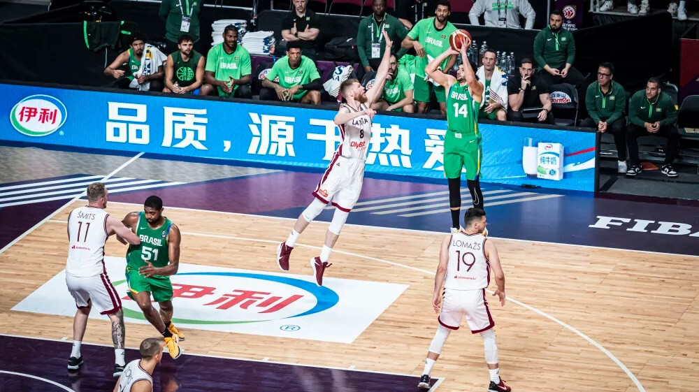 Latvijas basketbolisti zaudē Brazīlijai un netiek uz Parīzes olimpiskajām spēlēm