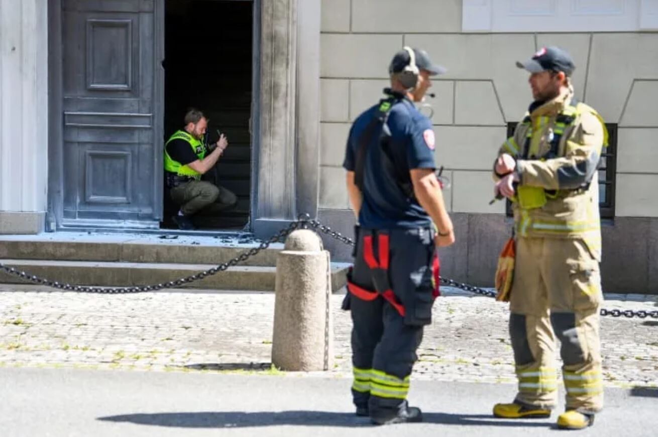 Oslo vīrietis ratiņkrēslā apmētā karaļa pili ar Molotova kokteiļiem