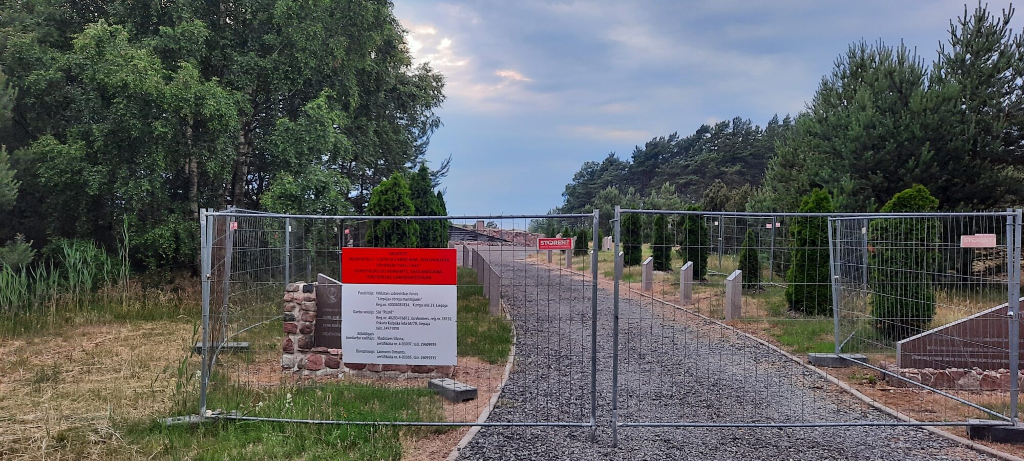 Atjauno memoriālu holokausta upuriem
