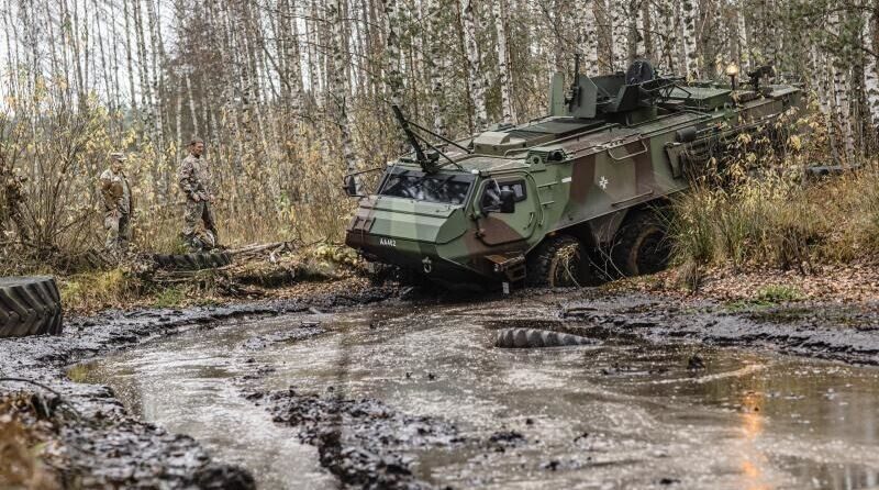 Ādažu militārajā poligonā testēs “Patria” bruņumašīnas