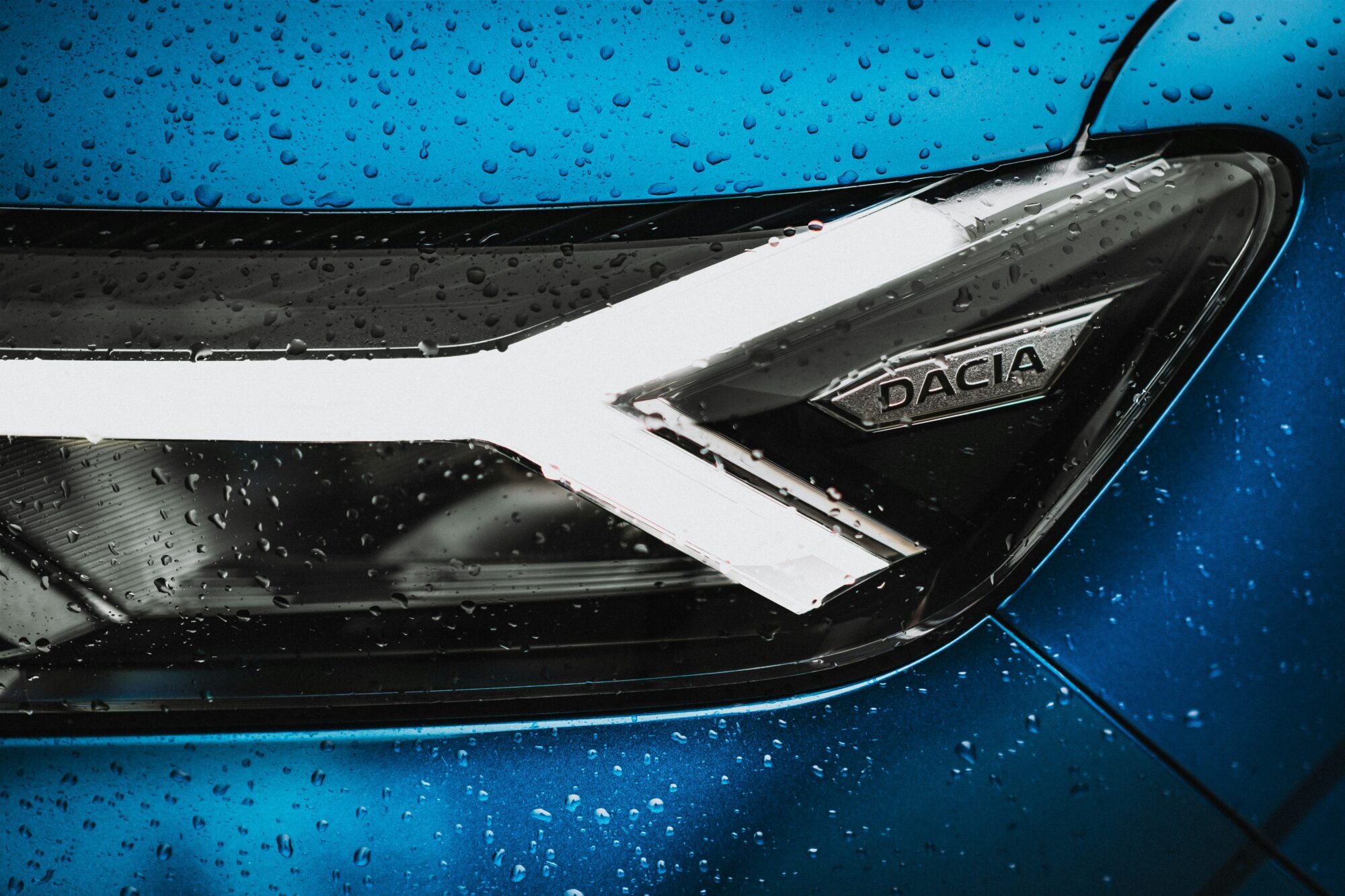 Pirms trenēties driftam, jāiegūst tiesības. Ar “Dacia” sānslīdošu jaunieti pārmāca sēta Amatas ielā