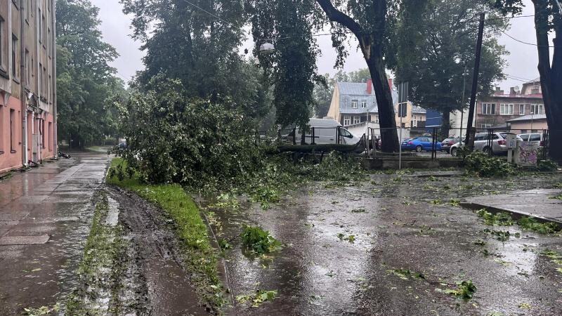 Rīgā nolauzti simtiem koku, norauti ēku jumti, bojāti žogi un vides objekti