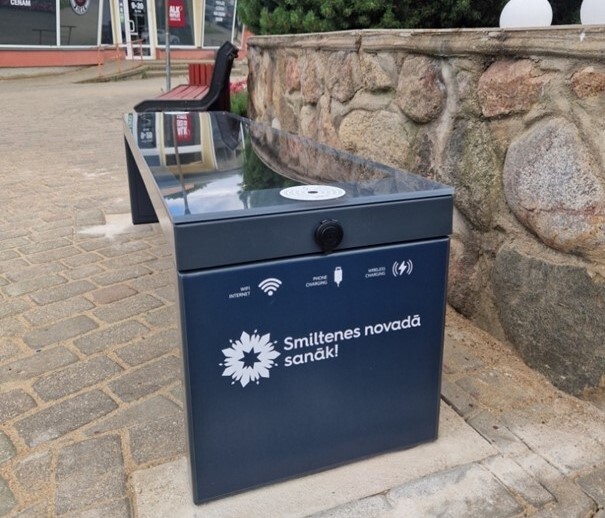Vidzeme: Smiltenē uzstādīti viedie soliņi un skārienjutīgs infoekrāns