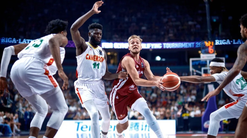 Latvijas basketbolisti iekļūst Parīzes olimpisko spēļu kvalifikācijas turnīra finālā