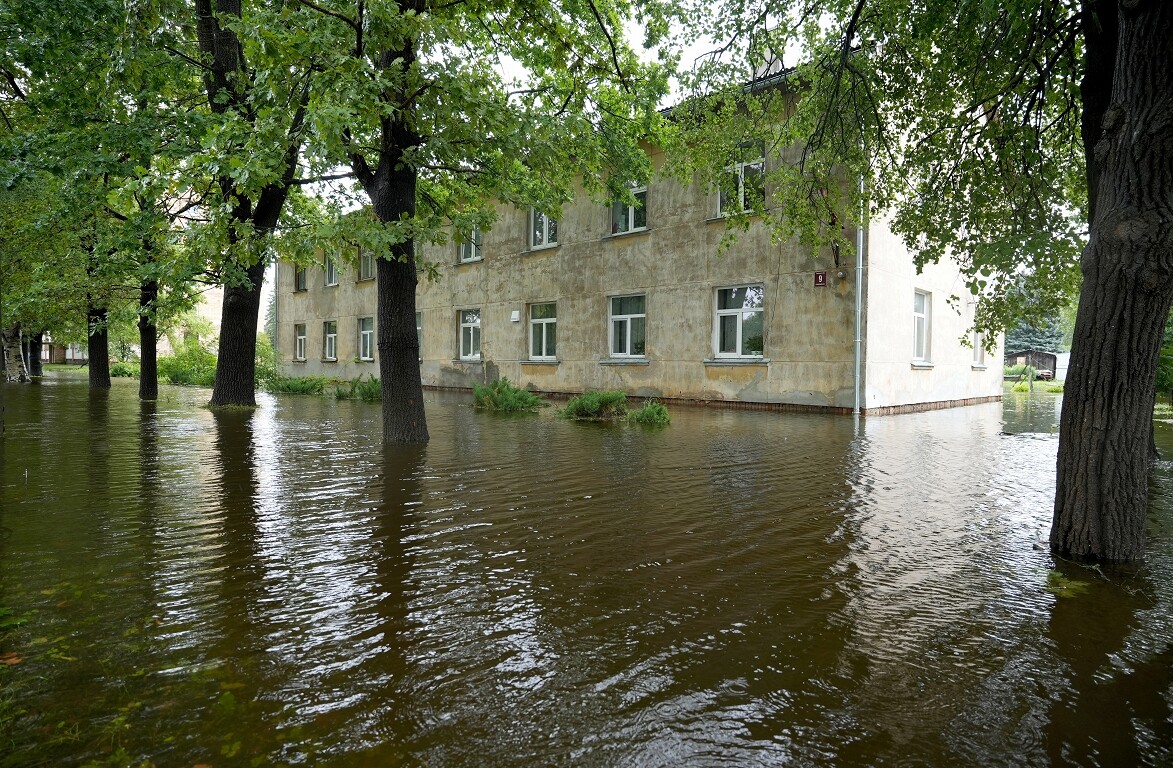 Jelgavā rīta pusē vētrā cietušas 120 daudzdzīvokļu mājas un 80 privātmājas