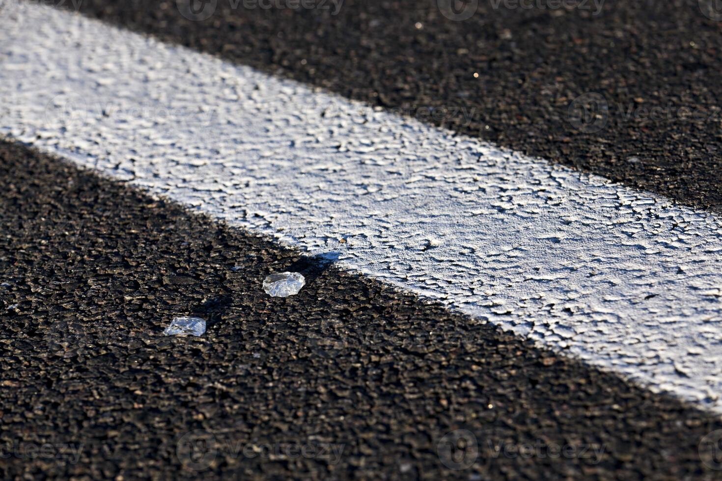 Sūdzas par stikliem, kas nedēļām ilgi mētājas uz veloceļa