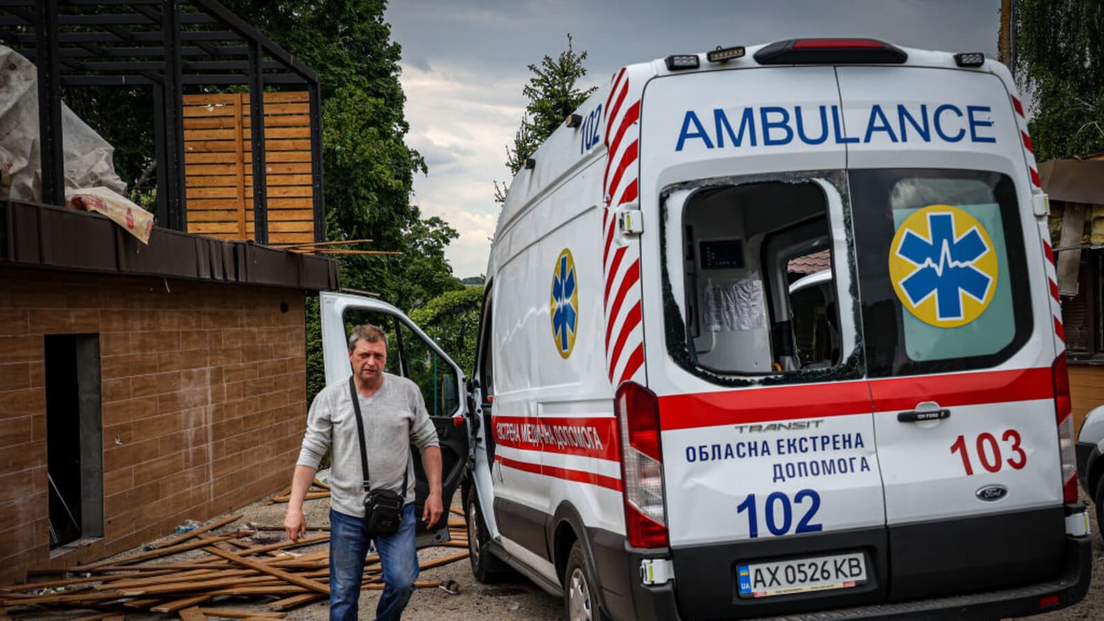 Krievijas drons Ukrainā apšauda ātrās palīdzības auto, ievainojot vadītāju
