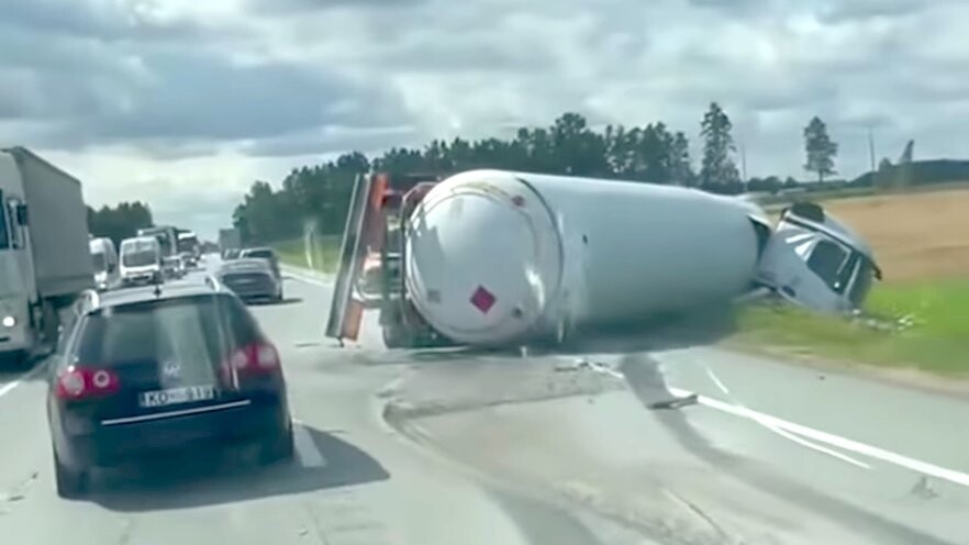 Video: Iecavas pagastā apgāzies gāzes cisternas auto