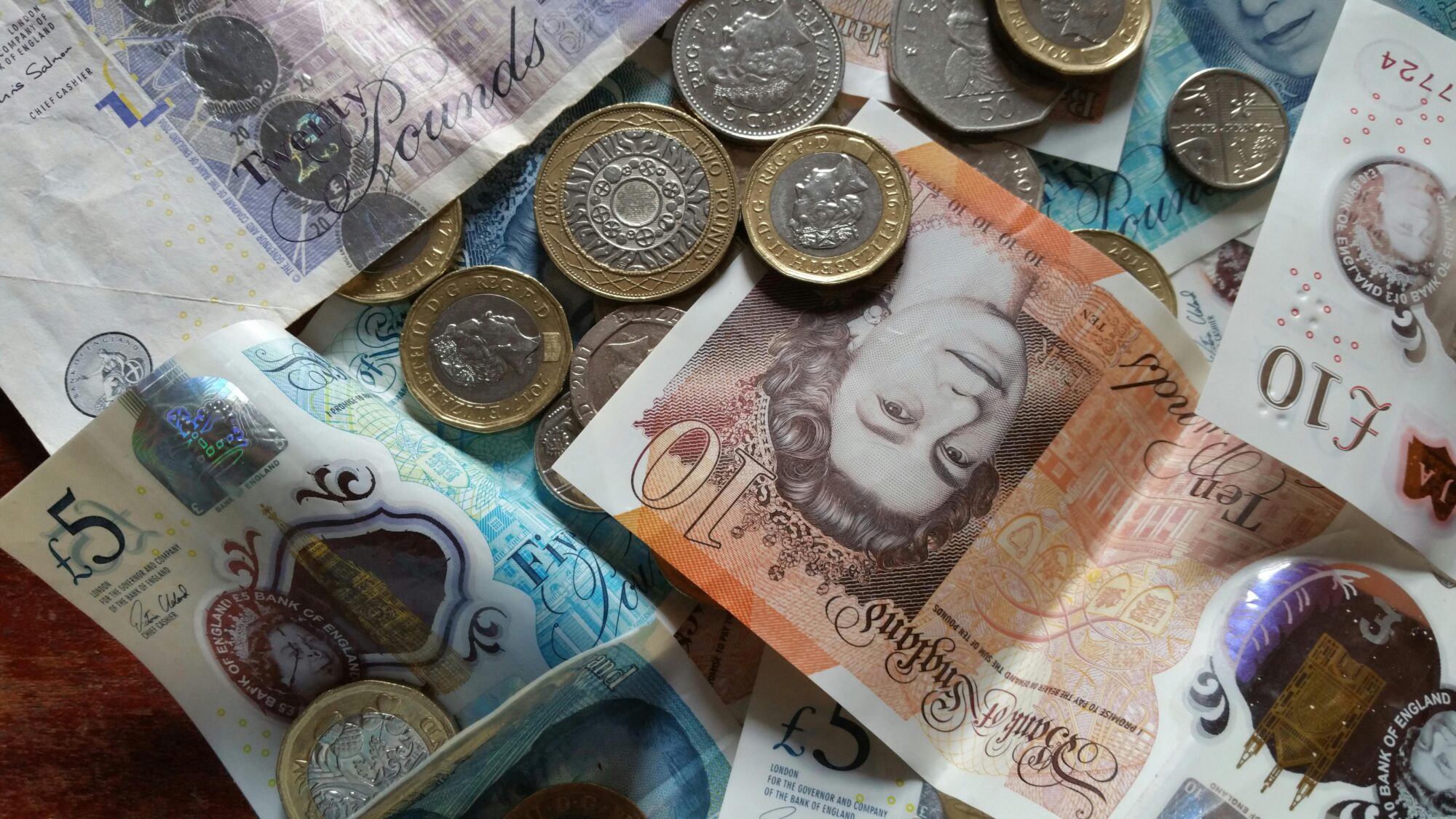 Britu mārciņas vērtība pieaug pēc leiboristu uzvaras Lielbritānijas parlamenta vēlēšanās