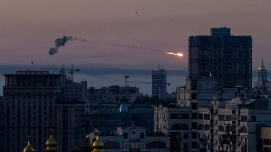 Bojāgājušo skaits Kijivā pēc Krievijas raķešu triecieniem pieaudzis līdz 32