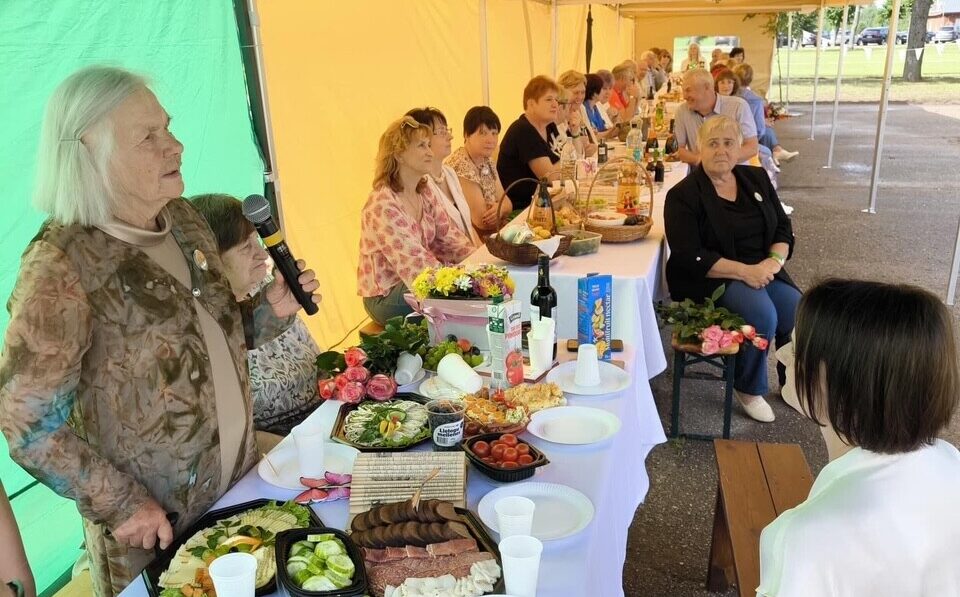Latgale: Absolventi satikās Līksnas pamatskolas salidojumā