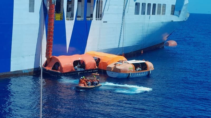 Uz Spānijas prāmja izcēlies ugunsgrēks, kura dēļ evakuēti pasažieri
