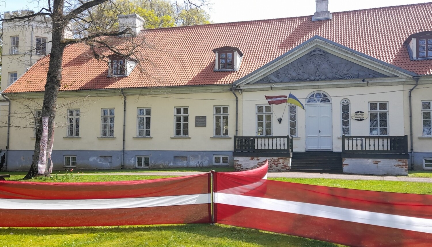Apriķu muižai nepieciešami ārkārtas glābšanas darbi