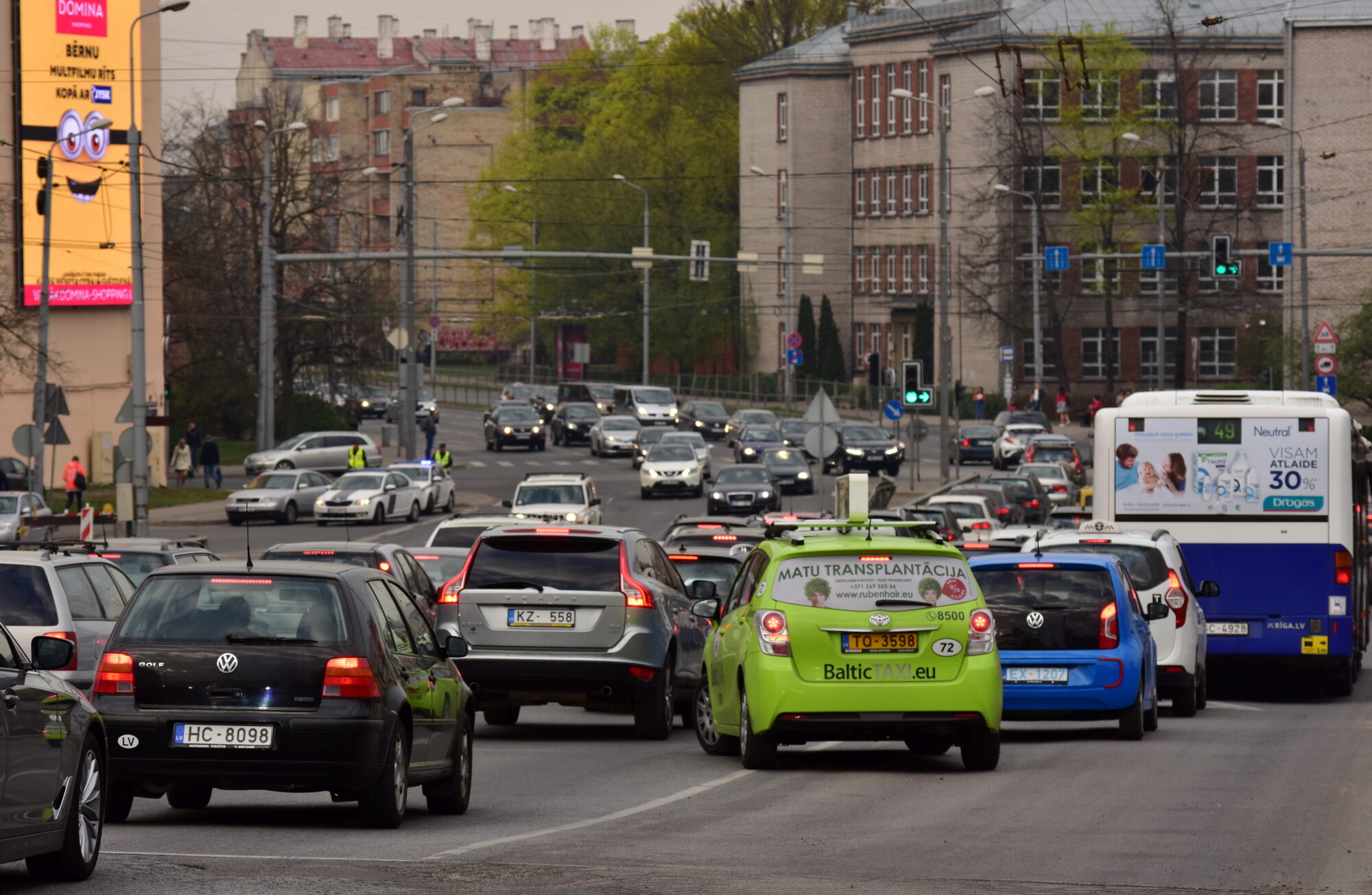 Aptauja: Latvijā 51% jauniešu jau ir savs auto