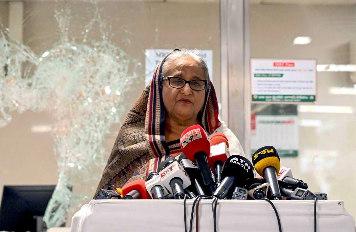 Bangladešas premjere aizbēgusi no valsts