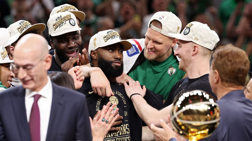 Porziņģa pārstāvēto “Celtics” varētu iegādāties “Amazon” dibinātājs Džefs Bezoss