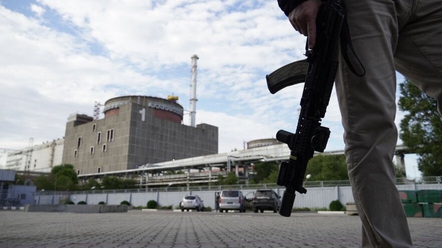 IAEA eksperti degušajā Zaporižjas AES dzesēšanas tornī neatrod ne riepu, ne drona pēdas