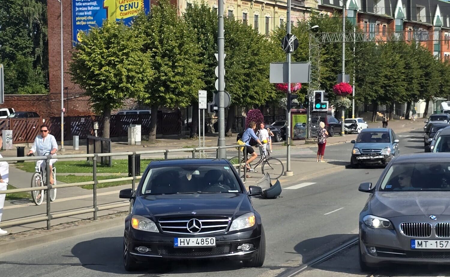 Saduras pie tilta un nelaiž garām tramvajus, līdz noskaidro apstākļus