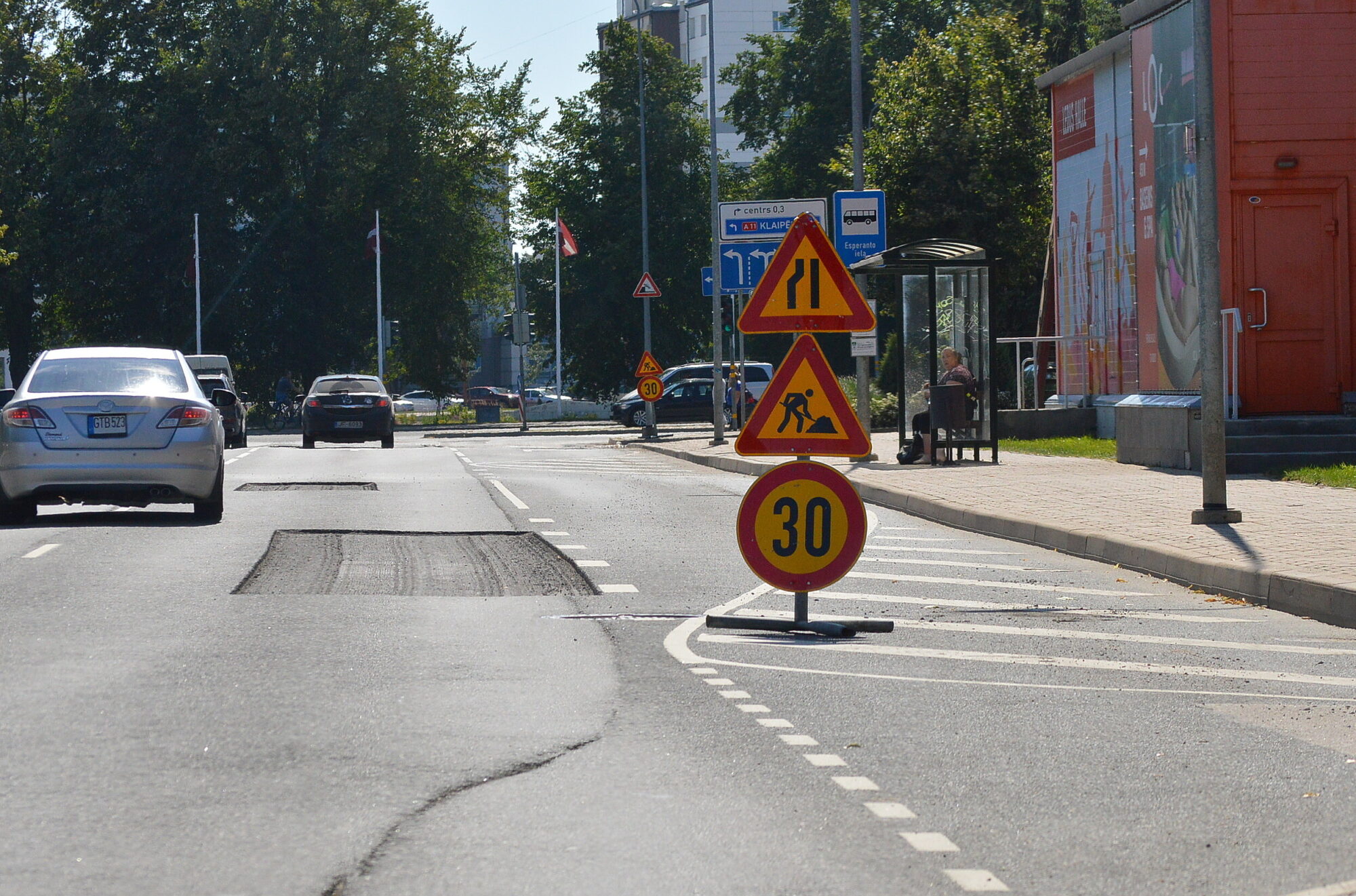 Foto: Brīvības un Zemnieku ielā labo asfaltu un sakārto skatakas