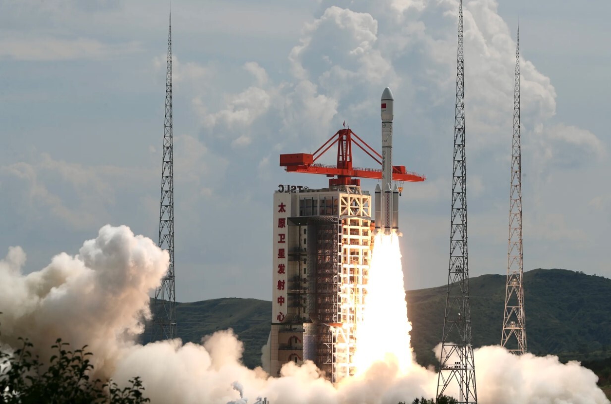 Ķīna palaidusi kosmosā raķeti ar 18 satelītiem