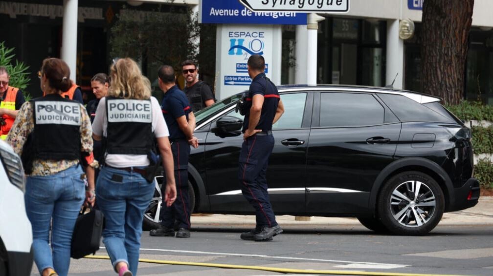 Francijā aizturēts par auto un sinagogas durvju aizdedzināšanu aizdomās turētais