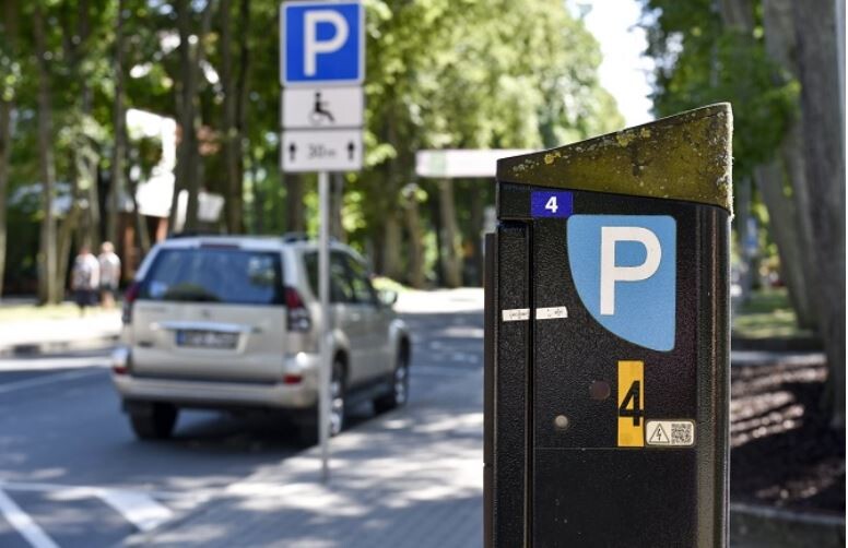 Dome septembrī izskatīs iniciatīvu pret maksas stāvvietām