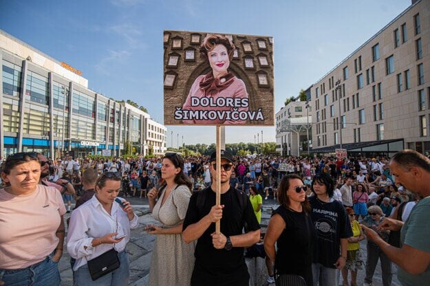 Slovākijā tūkstošiem protestētāju pieprasa kultūras ministres atkāpšanos