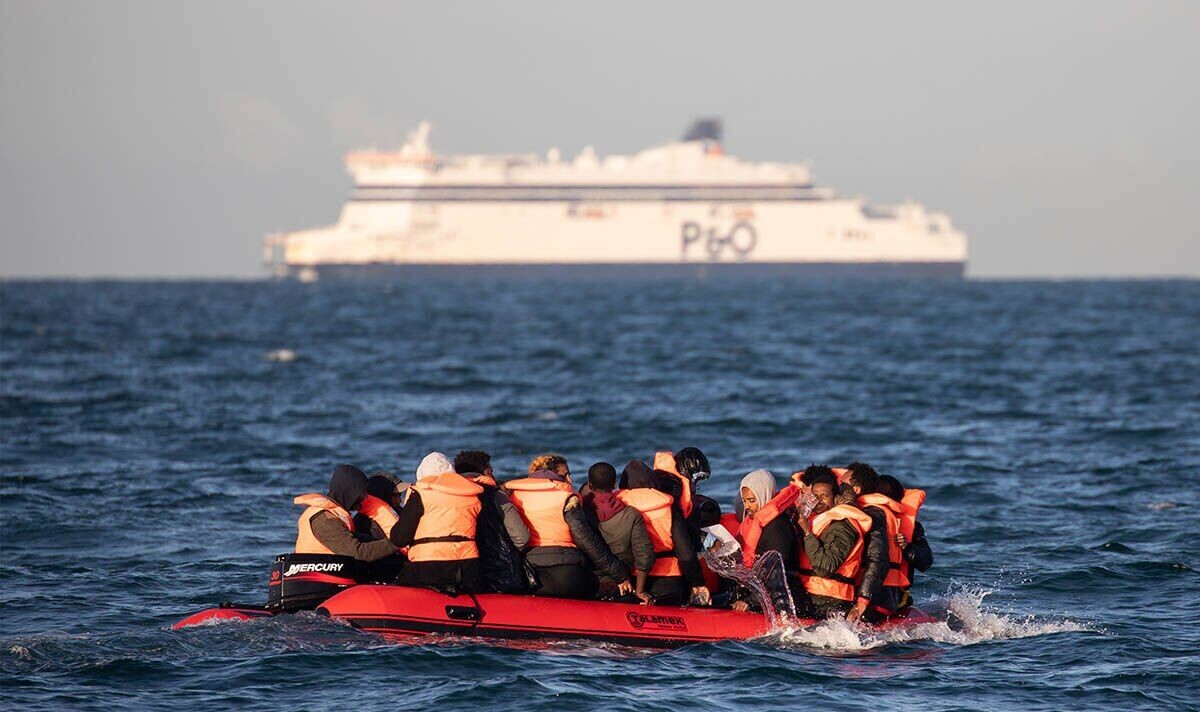 Lielbritānijā pāri Lamanšam ieradušies vēl 526 nelegālie imigranti