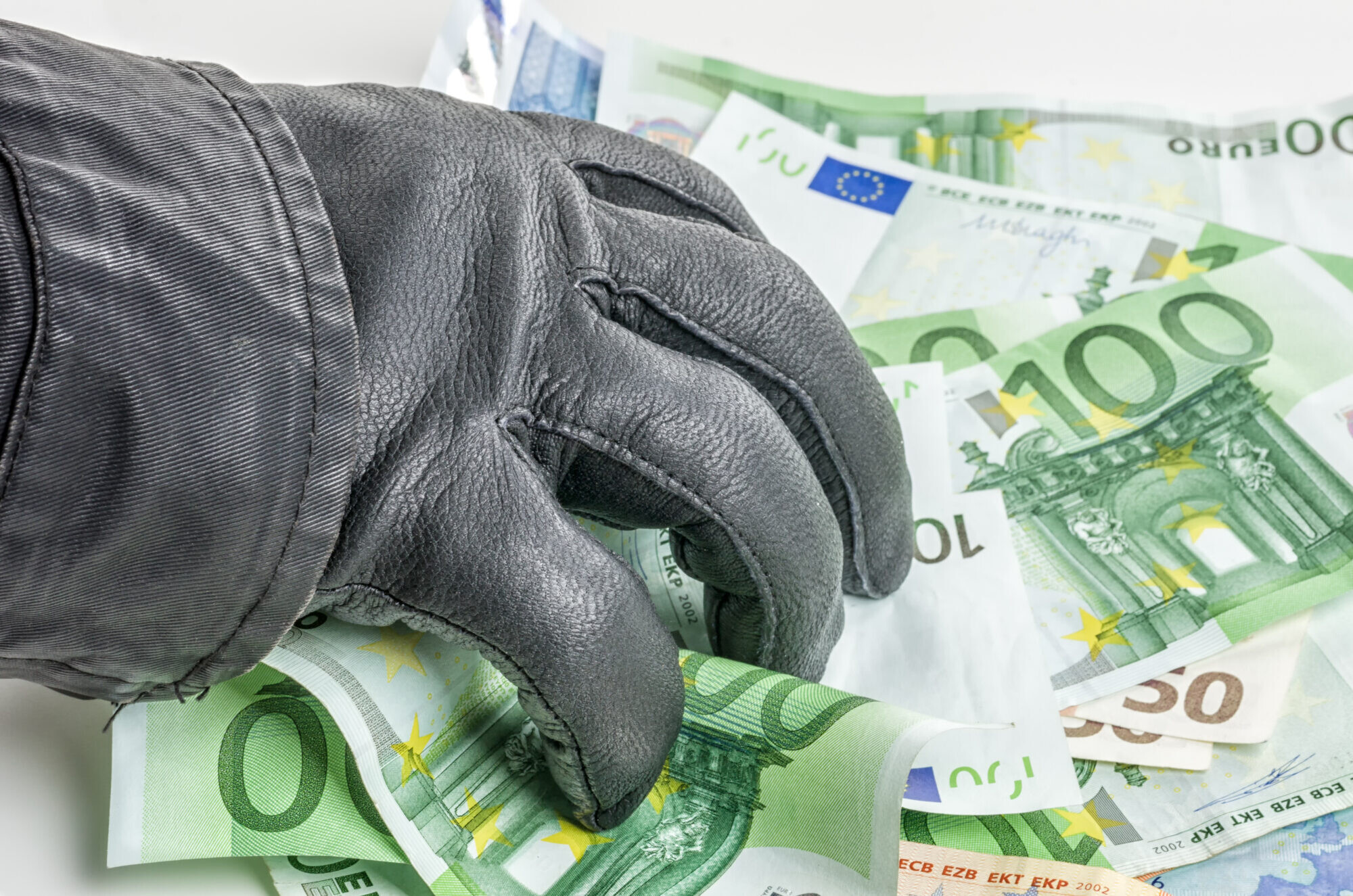 Liepājniece krāpniekiem atdod vairāk nekā 5000 eiro