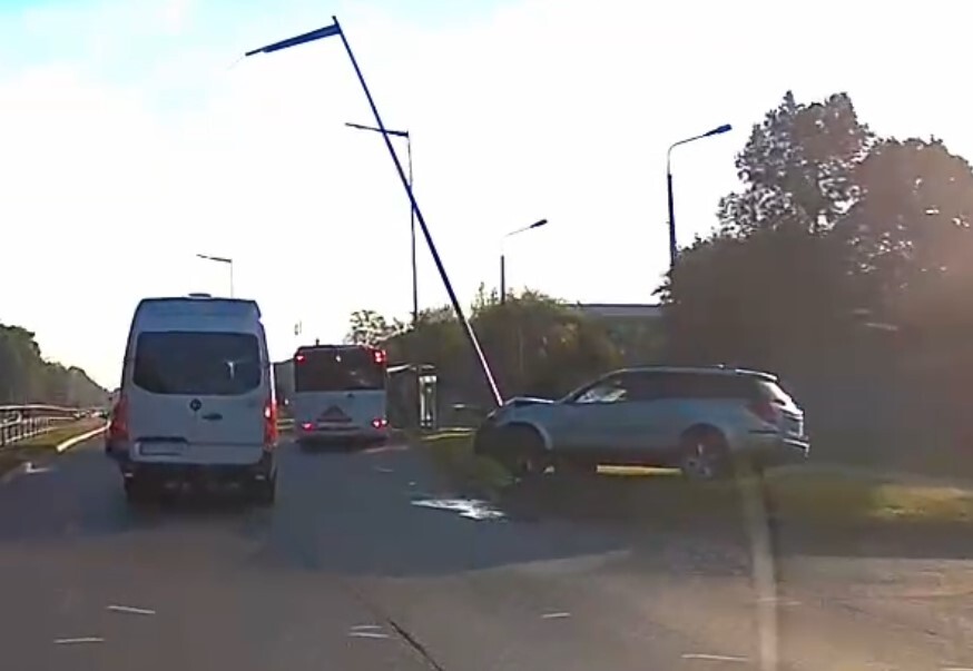 Video: Brīvības ielā auto taranē apgaismes stabu