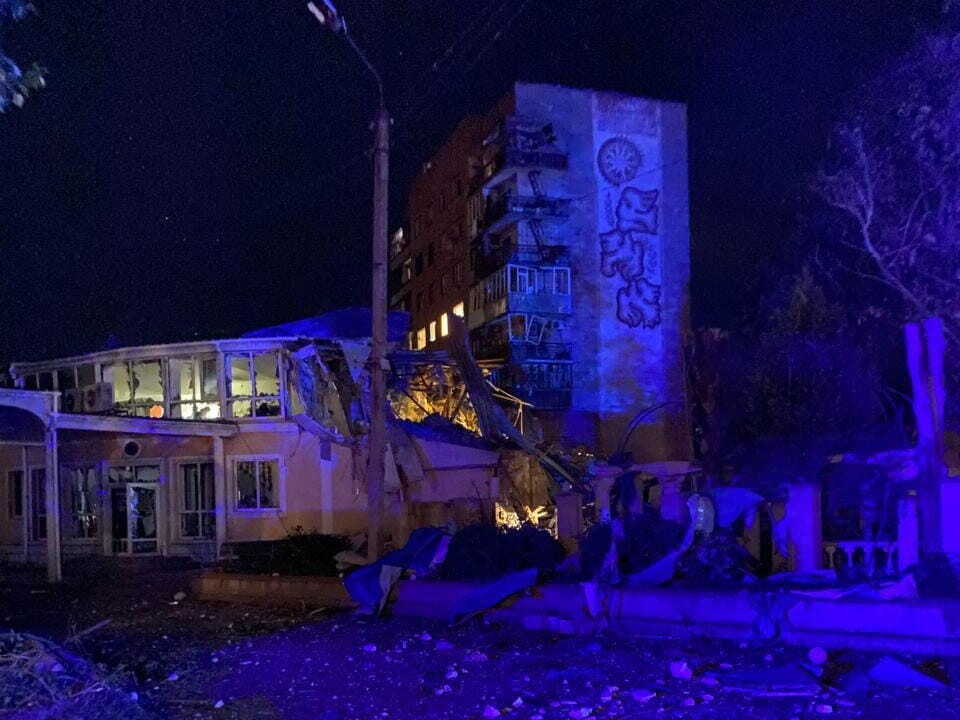 Krievijas triecienā viesnīcai Kramatorskā ievainoti “Reuters” žurnālisti, tostarp Latvijas pilsonis