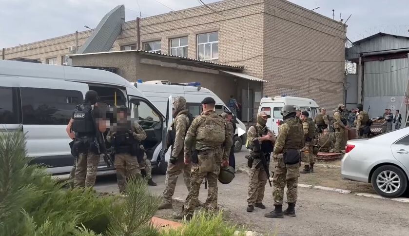 Video: Ķīlnieku krīze kolonijā Krievijā beidzas ar četru ieslodzīto nošaušanu