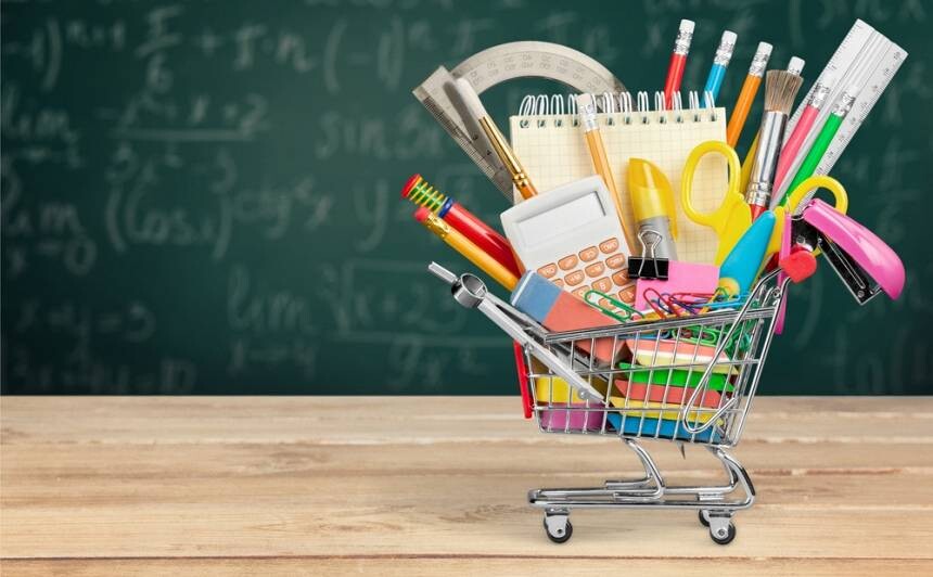 Aptauja: Trešdaļa vecāku bērnu sagatavošanai skolai plāno tērēt no 100 līdz 200 eiro