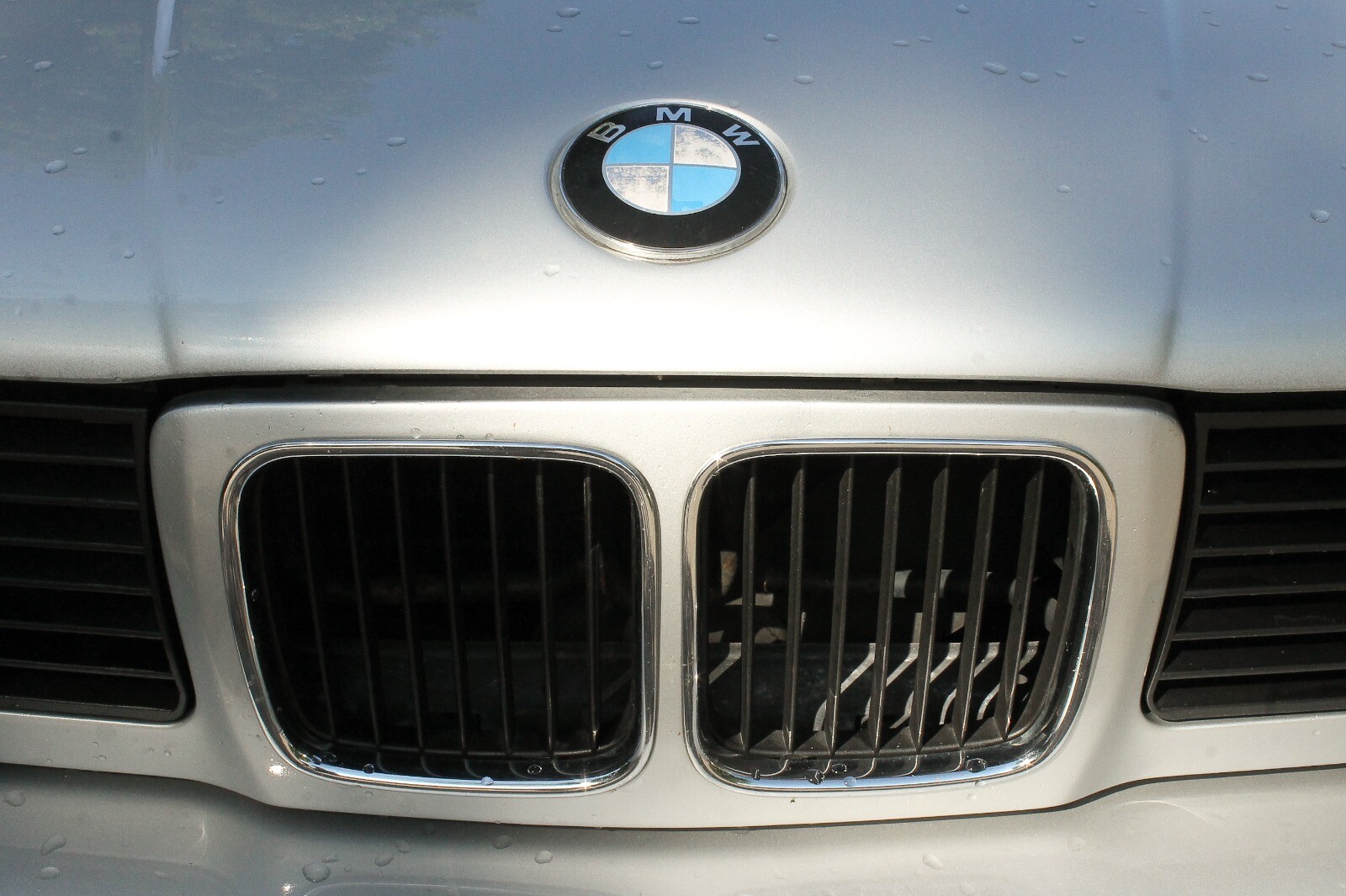 Neskatās, kur brauc, un apdauza divus “BMW”