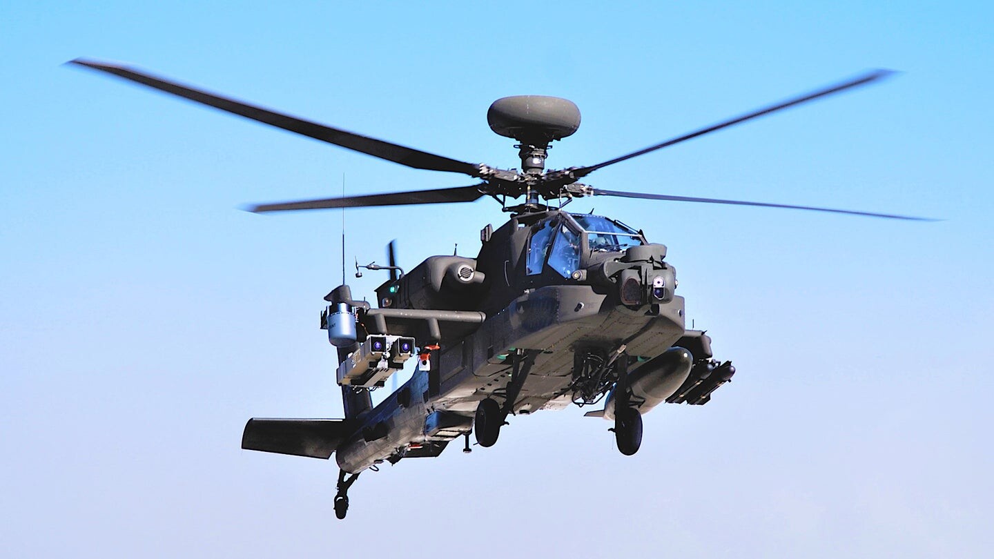 Polija paraksta līgumu par 96 helikopteru “Apache” iegādi