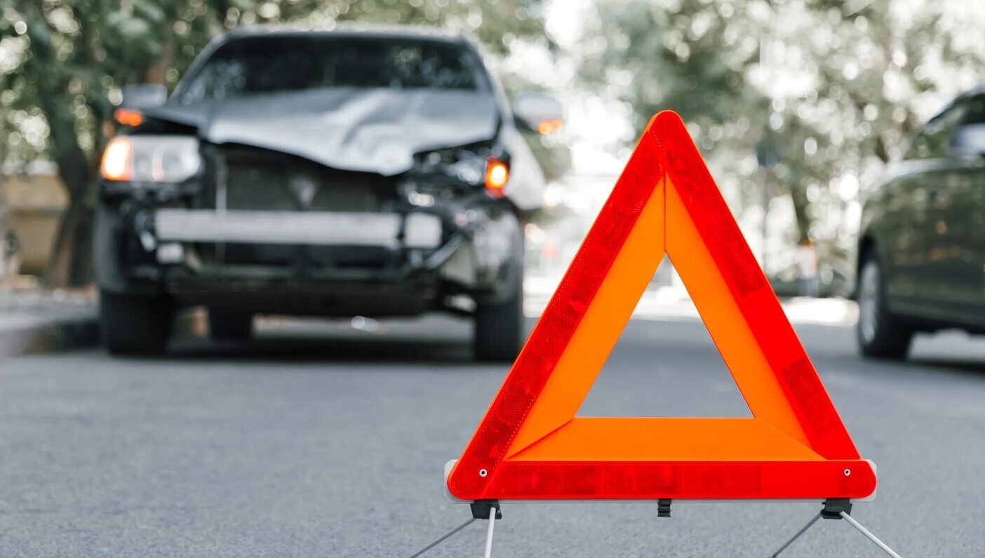 Distances neievērošana rada trīs auto sadursmi Raiņa ielā