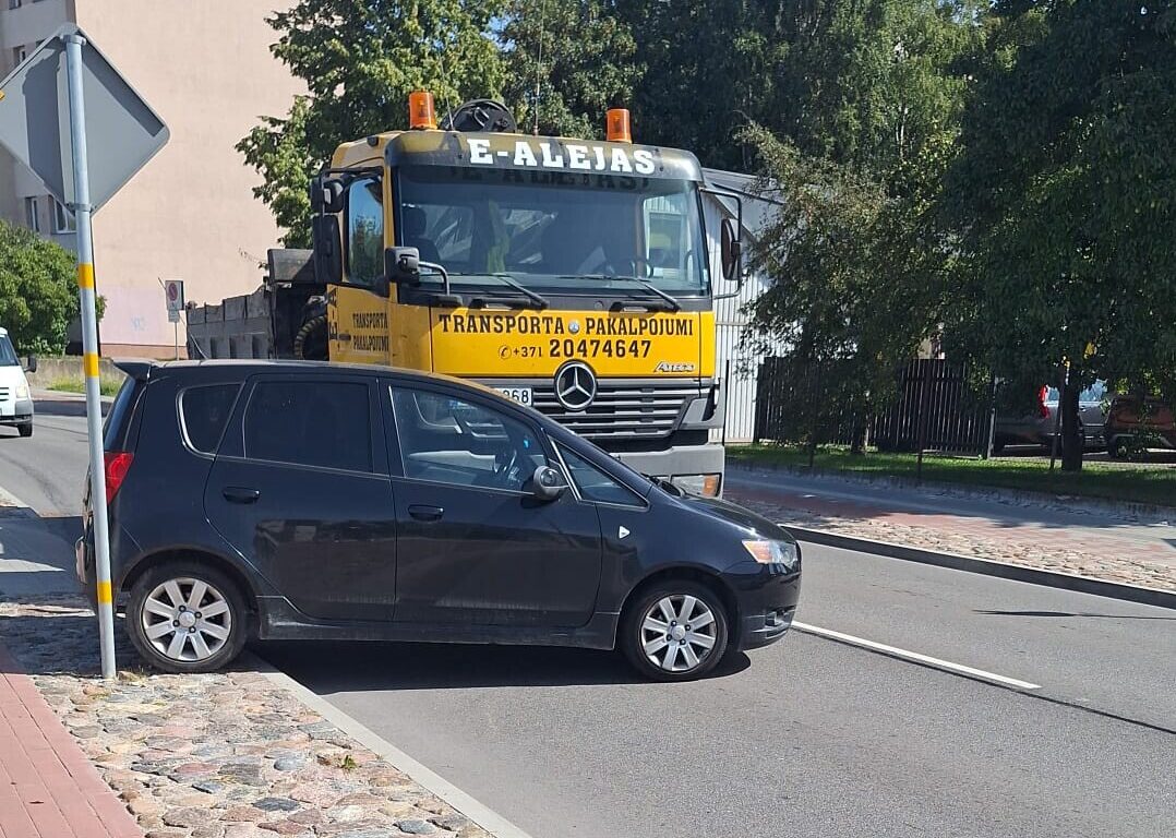 Foto: Ganību ielā saduras divas automašīnas