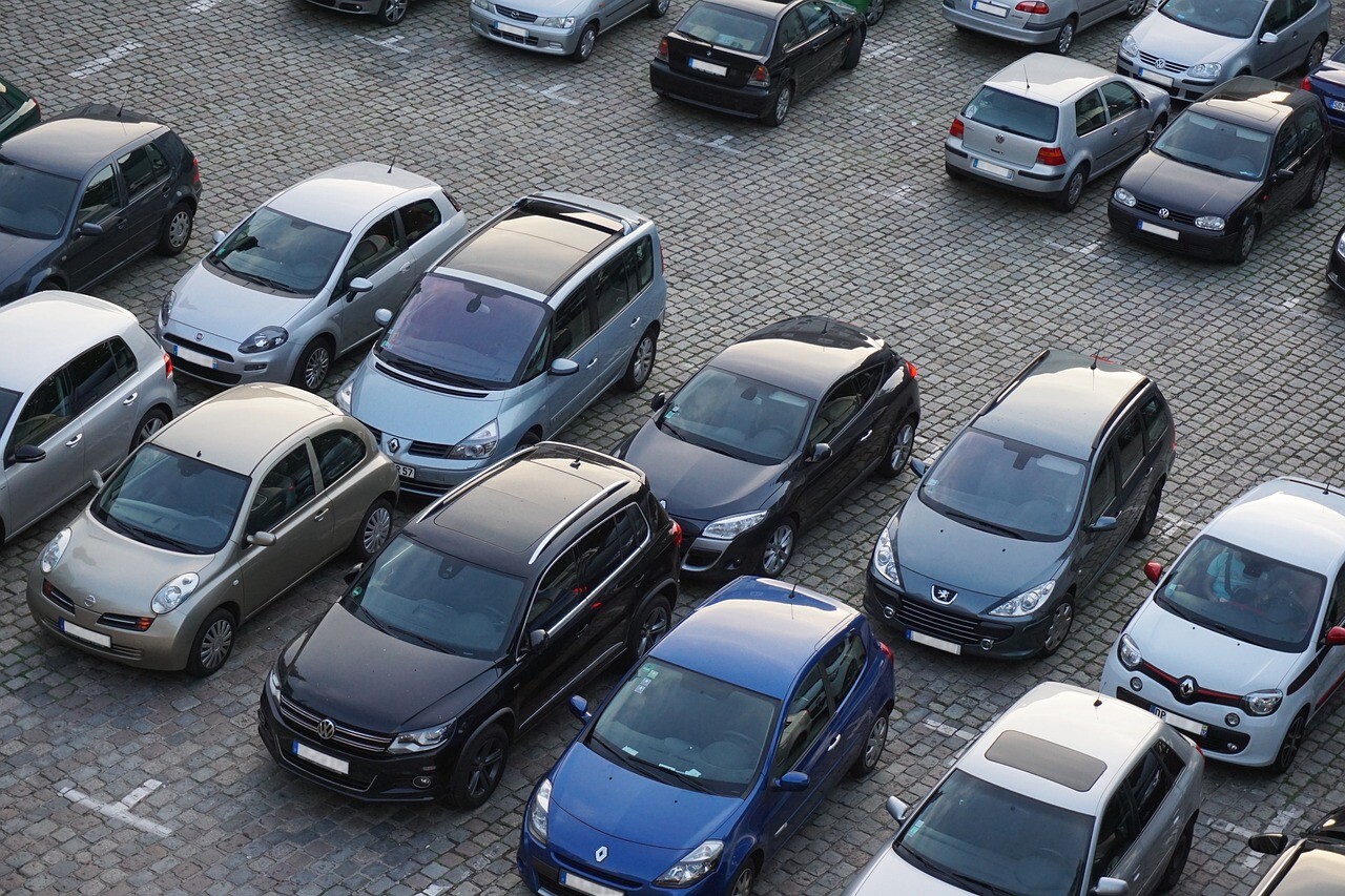 Diennakts laikā savāc parakstus par autostāvvietu maksas atcelšanu