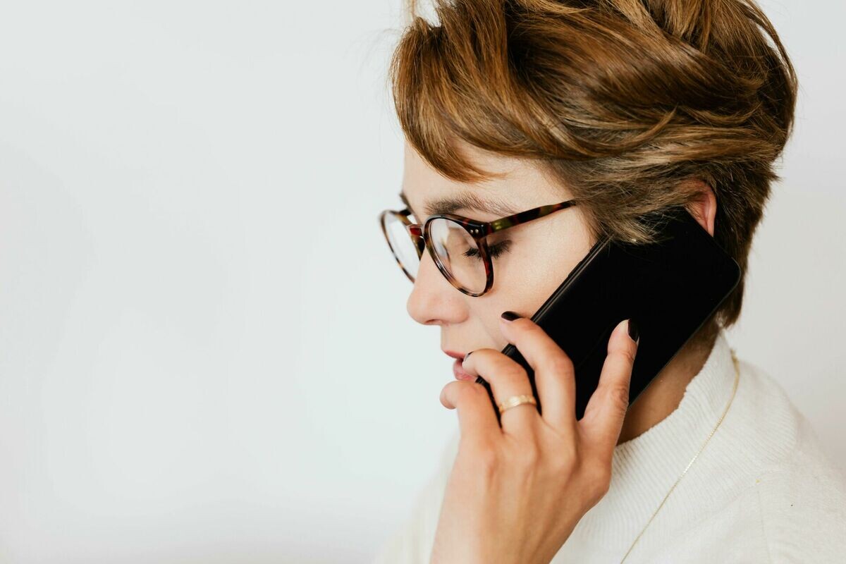 Telefonkrāpnieki sākuši izmantot mākslīgo intelektu sarunai pazīstamu cilvēku balsīs