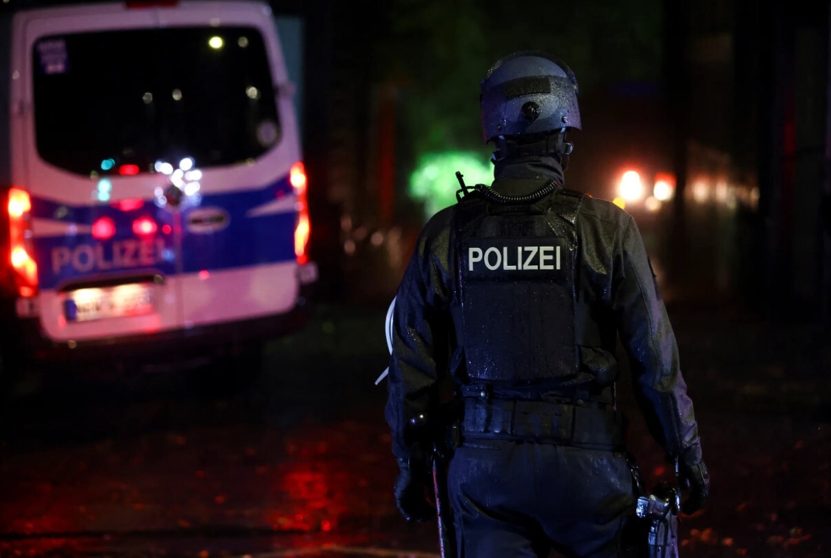 Vācijas policija nošauj agresīvu vīrieti ar nažiem