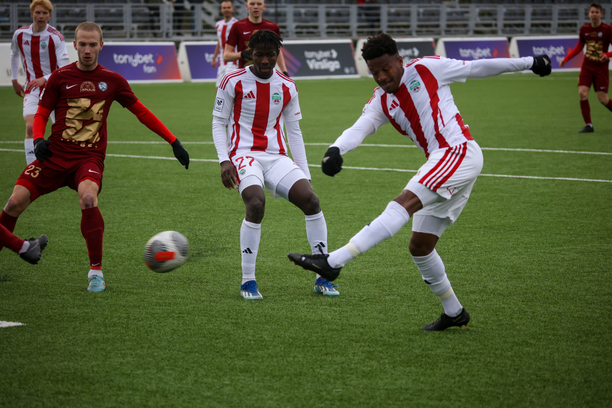 Liepājas un Jelgavas futbolisti aizvadīs savstarpējo cīņu par nenonākšanu pēdējā pozīcijā