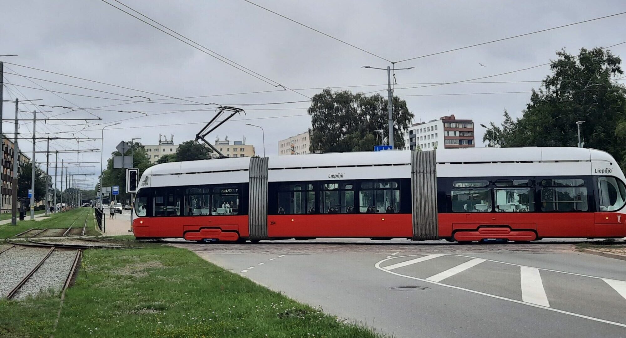 Sabojāta iekārta, materiāli, dīkstāve. Liepājnieki šķendējas, ka elektrības padeves pārrāvumi pilsētā notiek aizvien biežāk