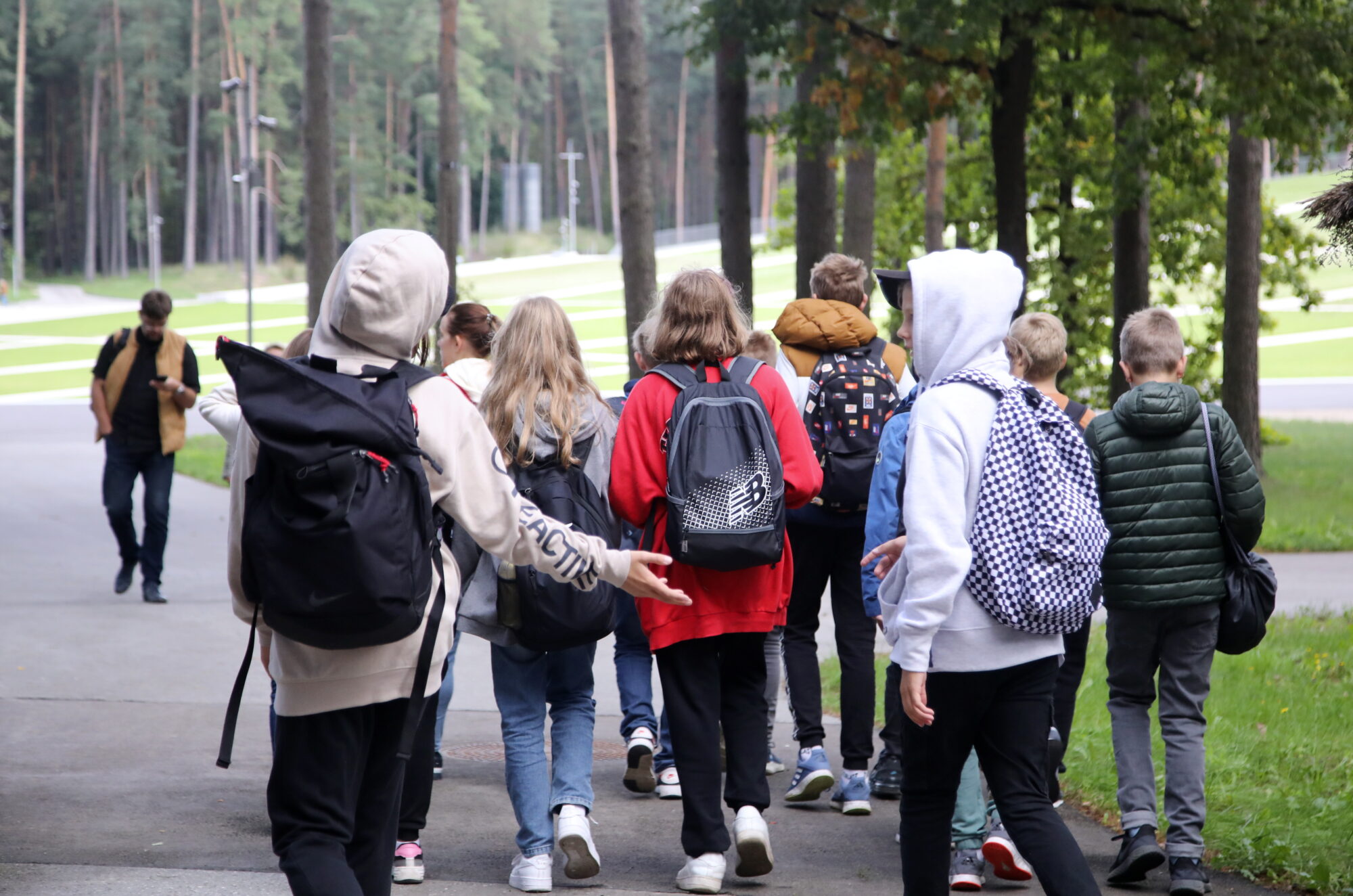 Aptauja: Lielākie izdevumi vecākiem jaunajā mācību gadā visbiežāk saistīti ar apģērba un apavu iegādi