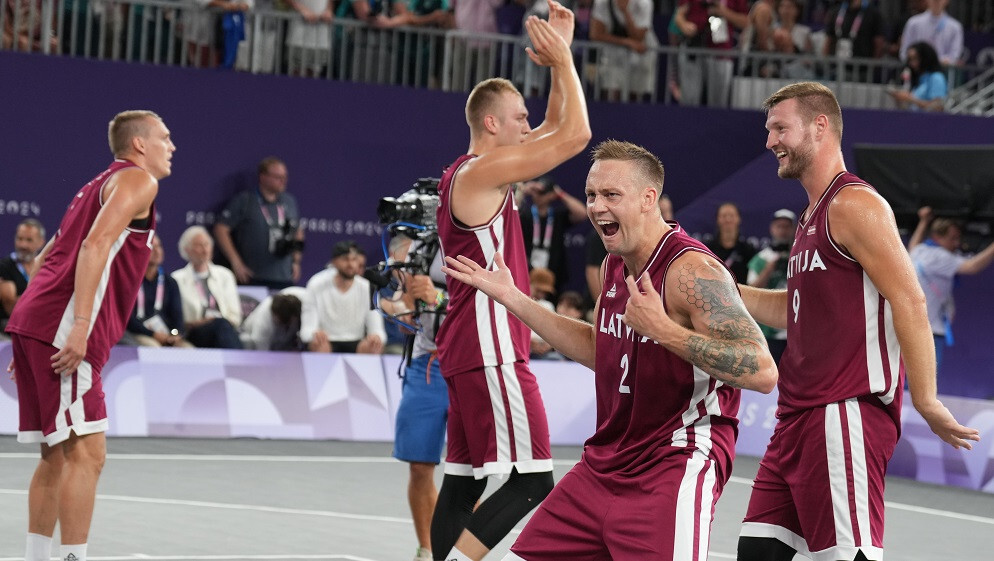 Latvijas 3×3 basketbolisti uzvar arī piektajā olimpisko spēļu turnīra mačā