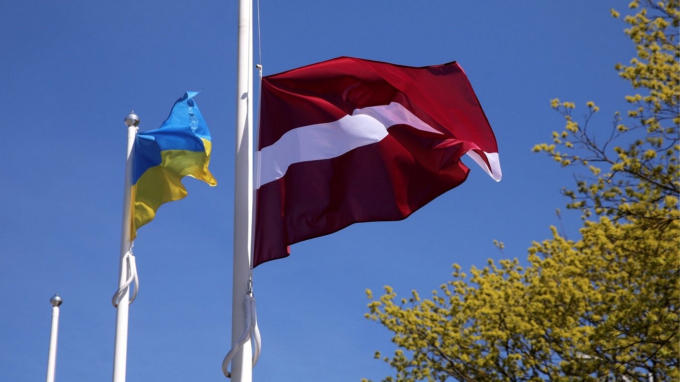 Kurzeme: Saldus novada pašvaldība Ukrainai ziedos datorus un automašīnas