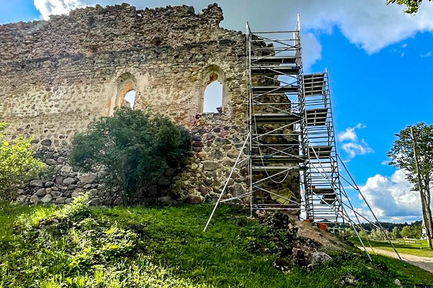Vidzeme: Raunas pilsdrupās uzsākti konservācijas darbi