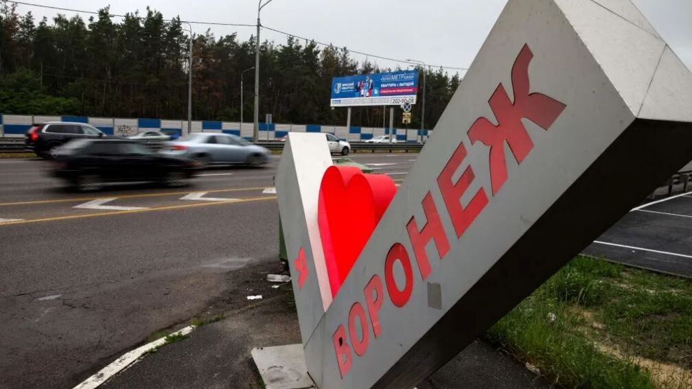 Krievijas Voroņežas apgabalā pēc dronu uzbrukumu aizdegusies munīcijas noliktava